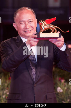 Le réalisateur chinois John Woo présente ses Golden Lion pour l'ensemble des réalisations comme il arrive pour la première de "Règne des Assassins' au cours de la 67e Festival International du Film de Venise à Venise, Italie, 03 septembre 2010. Le film est présenté hors compétition au festival du 01 au 11 septembre 2010. Photo : Hubert Boesl Banque D'Images