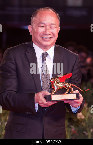 Le réalisateur chinois John Woo présente ses Golden Lion pour l'ensemble des réalisations comme il arrive pour la première de "Règne des Assassins' au cours de la 67e Festival International du Film de Venise à Venise, Italie, 03 septembre 2010. Le film est présenté hors compétition au festival du 01 au 11 septembre 2010. Photo : Hubert Boesl Banque D'Images