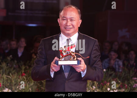 Le réalisateur chinois John Woo présente ses Golden Lion pour l'ensemble des réalisations comme il arrive pour la première de "Règne des Assassins' au cours de la 67e Festival International du Film de Venise à Venise, Italie, 03 septembre 2010. Le film est présenté hors compétition au festival du 01 au 11 septembre 2010. Photo : Hubert Boesl Banque D'Images