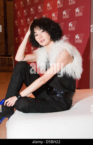 L'actrice Maggie Cheung de Hong Kong participe à une conférence de presse oni le film 'La Leopard' au cours de la 67e Festival International du Film de Venise à Venise, Italie, 03 septembre 2010. Le film est présenté dans la section Retrosprective au festival du 01 au 11 septembre 2010. Photo : Hubert Boesl Banque D'Images