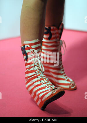 La chanteuse américaine Katy Perry pose lors d'un photocall et porte des coins à rayures chaussures à la présentation de son nouvel album 'Teenage Dream' au lieu de concert Postbahnhof à Berlin, Allemagne, 5 septembre 2010. Photo : Britta Pedersen Banque D'Images