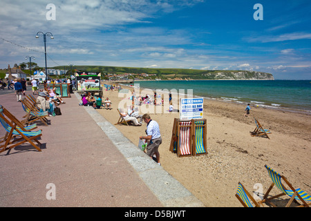 Location de chaises longues à la plage de Swanage dans le Dorset England UK Banque D'Images