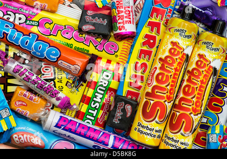 Un assortiment de couleurs et de bonbons bonbons rétro pour enfants Banque D'Images