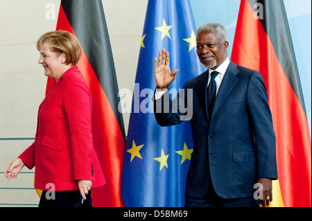 La chancelière allemande, Angela Merkel, quitte la chancellerie avec l'ancien secrétaire général des Nations Unies Kofi Annan, à Berlin, Allemagne, 10 septembre 2010. Merkel a rencontré les objectifs du Millénaire pour le développement (OMD) les participants à la conférence pour discuter des objectifs du Millénaire pour le développement. Photo : ROBERT SCHLESINGER Banque D'Images