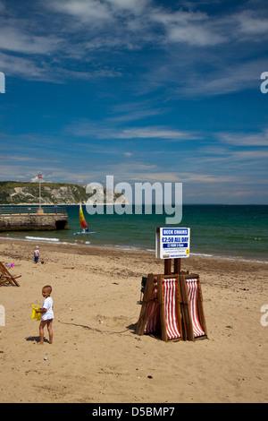 Location de chaises longues à la plage de Swanage dans le Dorset England UK Banque D'Images