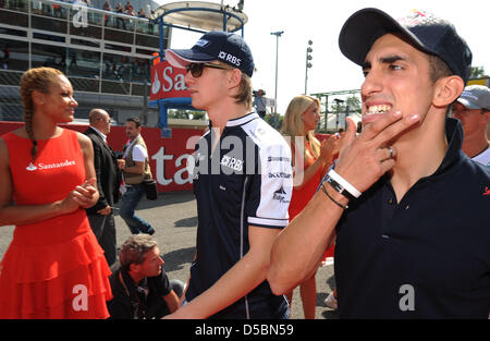 Le pilote allemand Nico Huelkenberg de Williams (L) et pilote Suisse Sébastien Buemi Toro Rosso de grille de passage des filles pendant la parade du conducteur avant la Formule 1 2010 Grand Prix d'Italie à l'Autodromo Nazionale de Monza, Italie, le 12 septembre 2010. Photo : Peter Steffen Banque D'Images