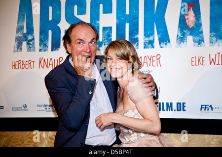 Herbert Knaup et Elke Winkens lors de la première du film 'Arschkalt" au "cinéma Passage-Kino'. Hambourg, Allemagne - Banque D'Images