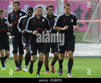 (L-R) Toni Kroos, Mario Gomez, David Alaba, Anatoliy Tymoshchuk, Hamit Altintop, et Miroslav Klose pendant une session de formation à Munich, Allemagne, 14 septembre 2010. Bundesliga Bayern Munich côté face côté Roma Serie A italienne pour un match de la Ligue des Champions, le 15 septembre. Photo : Andreas GEBERT Banque D'Images