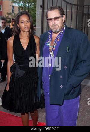 Rula Jebreal écrivain palestinien (L) et Julian Schnabel directeur nous (R) assister à la première du film 'Miral' au cours de la 35e Festival du Film de Toronto à Toronto, Canada, le 13 septembre 2010. Le festival international du film se déroule du 09 au 19 septembre 2010. Photo : Hubert Boesl Banque D'Images