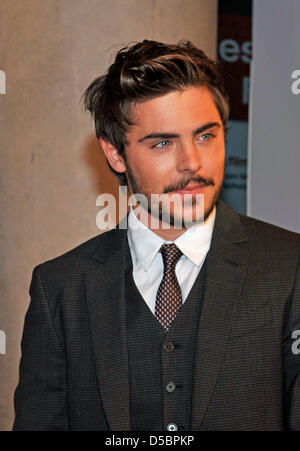 L'acteur américain Zac Efron arrive pour la première de son film 'Charlie St. Cloud' à Munich, Allemagne, 14 septembre 2010. Le film est dans les salles allemandes à partir du 07 octobre. Photo : URSULA DUEREN Banque D'Images