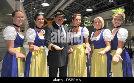 Hôtesses de l'air et le capitaine Ludwig Grob se présentent en costumes traditionnels comme la "irndlcrew" de la compagnie aérienne Lufthansa à l'aéroport de Munich, Allemagne, 14 septembre 2010. L'équipage fait la promotion de l'Oktoberfest de Munich. Photo : Felix Hoerhager Banque D'Images