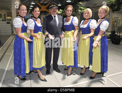 Hôtesses de l'air et le capitaine Ludwig Grob se présentent en costumes traditionnels comme la "irndlcrew" de la compagnie aérienne Lufthansa à l'aéroport de Munich, Allemagne, 14 septembre 2010. L'équipage fait la promotion de l'Oktoberfest de Munich. Photo : Felix Hoerhager Banque D'Images