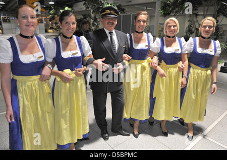 Hôtesses de l'air et le capitaine Ludwig Grob se présentent en costumes traditionnels comme la "irndlcrew" de la compagnie aérienne Lufthansa à l'aéroport de Munich, Allemagne, 14 septembre 2010. L'équipage fait la promotion de l'Oktoberfest de Munich. Photo : Felix Hoerhager Banque D'Images