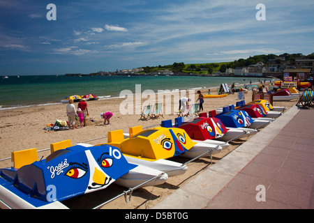 Pédalos colorés sur la plage de Swanage dans le Dorset England UK Banque D'Images