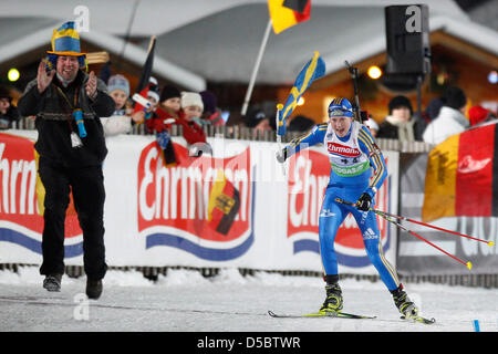 La Suède Helena Johnsson célèbre remportant le relais 4x6km lors de la Coupe du Monde de biathlon à Ruhpolding, Allemagne, 15 janvier 2010. La Suède a gagné d'avance sur la Russie et la Norvège, l'Allemagne a terminé quatrième. Photo : Lukas BARTH Banque D'Images