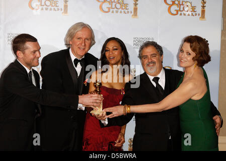 (L-R) l'acteur australien Sam Worthington, US américain James Cameron, Zoe Saldana actrice Américaine, US producteur américain Jon Landau et actrice Américaine Sigourney Weaver, lauréats du Meilleur Film, Drama Award pour "Avatar", de poser dans la salle de presse à la 67e Golden Globe Awards à Los Angeles, USA, 17 janvier 2010. Les Globes de souligner l'excellence dans le cinéma et televisi Banque D'Images