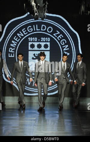 Prendre la passerelle de modèles portant des creations par Ermenegildo Zegna durant la Milano Moda Uomo Automne-hiver 2010/11, à Milan, Italie, 16 janvier 2010. L'événement de mode masculine se déroule du 16 au 20 janvier. Photo : Hendrik Ballhausen Banque D'Images