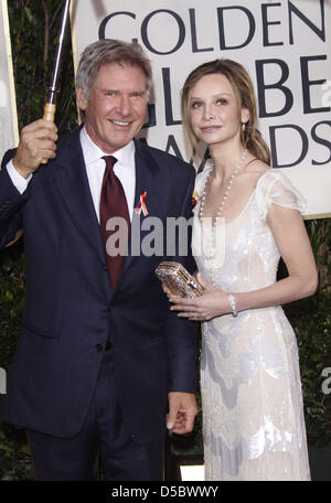 Acteurs américains Harrison Ford et sa femme Calista Flockhart arrivent pour la 67e Golden Globe Awards à Los Angeles, USA, 17 janvier 2010. Les Globes de souligner l'excellence dans le cinéma et la télévision. Photo : Hubert Boesl Banque D'Images