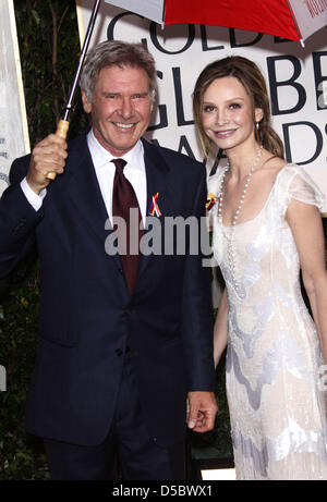 Acteurs américains Harrison Ford et sa femme Calista Flockhart arrivent pour la 67e Golden Globe Awards à Los Angeles, USA, 17 janvier 2010. Les Globes de souligner l'excellence dans le cinéma et la télévision. Photo : Hubert Boesl Banque D'Images