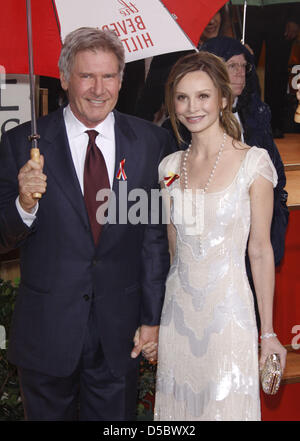 Acteurs américains Harrison Ford et sa femme Calista Flockhart arrivent pour la 67e Golden Globe Awards à Los Angeles, USA, 17 janvier 2010. Les Globes de souligner l'excellence dans le cinéma et la télévision. Photo : Hubert Boesl Banque D'Images