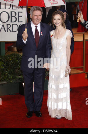 Acteurs américains Harrison Ford et sa femme Calista Flockhart arrivent pour la 67e Golden Globe Awards à Los Angeles, USA, 17 janvier 2010. Les Globes de souligner l'excellence dans le cinéma et la télévision. Photo : Hubert Boesl Banque D'Images