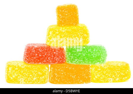 Pyramide de bonbons jelly isolé sur un fond blanc. Banque D'Images