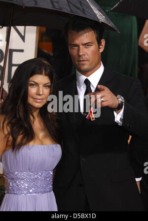 Le chanteur Fergie des Black Eyed Peas et l'acteur Josh Duhamel nous arrivent pour la 67e Golden Globe Awards à Los Angeles, USA, 17 janvier 2010. Les Globes de souligner l'excellence dans le cinéma et la télévision. Photo : Hubert Boesl Banque D'Images