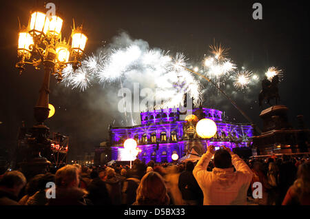 Des milliers de spectateurs de suivre les travaux de l'ouverture du feu 5ème opéra Semper balle sur la place en face de l'opéra de Dresde, Allemagne, 15 janvier 2010. Plus de 2000 personnalités de l'économie, de la politique et de la culture célébrée sous le slogan "rêve des Couples' . L'Opéra Semper a été conçu par Gottfried Semper (1803-1879). Photo : Photo : Jan Woitas Banque D'Images