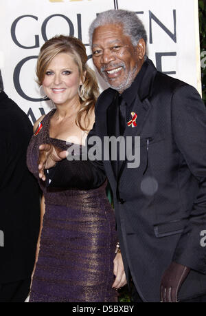 L'acteur américain Morgan Freeman arrive avec son partenaire, producteur Lori McCreary arrivent pour la 67e Golden Globe Awards à Los Angeles, USA, 17 janvier 2010. Les Globes de souligner l'excellence dans le cinéma et la télévision. Photo : Hubert Boesl Banque D'Images