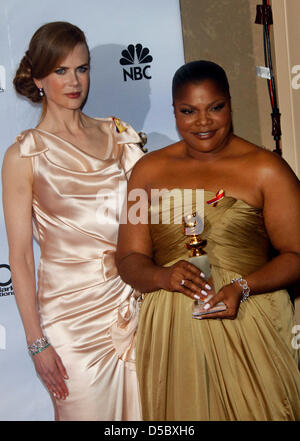 Actrice américaine Mo'Nique (R), gagnant du meilleur second rôle féminin pour 'Precious : Basé sur le roman par Push Sapphire' et l'actrice australienne Nicole Kidman (L) poser pour les photographes dans la salle de presse à la 67e Golden Globe Awards à Los Angeles, Californie, USA, 17 janvier 2010. Les Golden Globes l'excellence en matière de cinéma et de la télévision. Photo : Hubert Boesl Banque D'Images