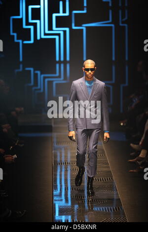 Un modèle marche sur la passerelle portant une création par Versace lors de la Milano Moda Uomo Automne-hiver 2010/11, à Milan, Italie, 18 janvier 2010. L'événement de mode masculine se déroule du 16 au 20 janvier 2010. Photo : Hendrik Ballhausen Banque D'Images