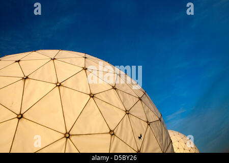 Vue détaillée de l'ancienne station radar américaine sur le Teufelsberg à Berlin, en Allemagne, en date du 27 décembre 2009. Les motifs sur le Teufelsberg, près de la forêt de Grunewald, était inaccessible aux citoyens de Berlin, assombri en secret pendant des années. Dans les couloirs et les dômes de radar, l'armée américaine avait un espion, où le trafic radio a été écouté au cours de la guerre froide jusqu'à l'e Banque D'Images