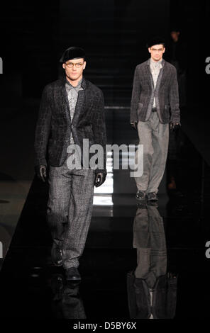 Présenter les modèles creations de Giorgio Armani à la Milano Moda Uomo Automne-hiver 2010/11, à Milan, Italie, 16 janvier 2010. L'événement de mode masculine se déroule du 16 au 20 janvier 2010. Photo : Hendrik Ballhausen Banque D'Images