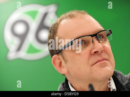 Joerg Schmadtke, directeur sportif du club de football Bundesliga Hanovre 96, photographié lors d'une conférence de presse à Hanovre, Allemagne, 20 janvier 2010. Mirko Slomka a été présenté comme le nouvel entraîneur-chef et successeur de l'entraîneur-chef Bergmann. Photo : PETER STEFFEN Banque D'Images