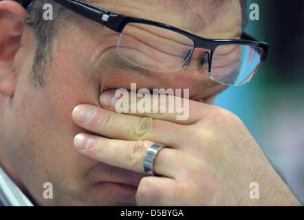 Joerg Schmadtke, directeur sportif du club de football Bundesliga Hanovre 96, photographié lors d'une conférence de presse à Hanovre, Allemagne, 20 janvier 2010. Mirko Slomka a été présenté comme le nouvel entraîneur-chef et successeur de l'entraîneur-chef Bergmann. Photo : PETER STEFFEN Banque D'Images