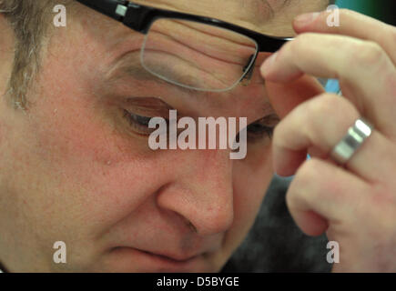 Joerg Schmadtke, directeur sportif du club de football Bundesliga Hanovre 96, photographié lors d'une conférence de presse à Hanovre, Allemagne, 20 janvier 2010. Mirko Slomka a été présenté comme le nouvel entraîneur-chef et successeur de l'entraîneur-chef Bergmann. Photo : PETER STEFFEN Banque D'Images