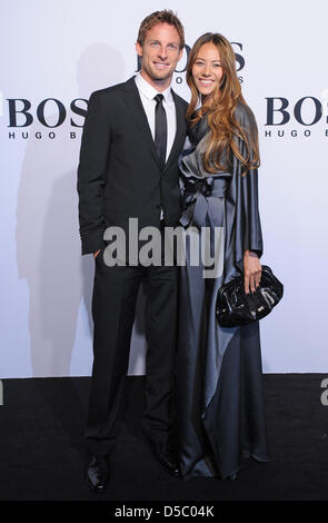 La société britannique Jenson Button pilote de Formule 1 (L) et sa petite amie Jessica Michibata (R) arriver au salon de l'étiquette 'Boss Black' au cours de Mercedes-Benz Fashion Week à Berlin, Allemagne, 21 janvier 2010. La Mercedes-Benz Fashion Week a lieu dans le cadre de la Berlin Fashion Week automne/hiver 2010-11, les tendances de la mode sont présentés jusqu'au 23 janvier 2010. Photo : Jens Kalaene Banque D'Images