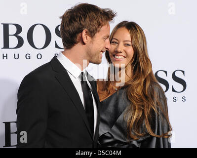 La société britannique Jenson Button pilote de Formule 1 (L) et sa petite amie Jessica Michibata (R) arriver au salon de l'étiquette 'Boss Black' au cours de Mercedes-Benz Fashion Week à Berlin, Allemagne, 21 janvier 2010. La Mercedes-Benz Fashion Week a lieu dans le cadre de la Berlin Fashion Week automne/hiver 2010-11, les tendances de la mode sont présentés jusqu'au 23 janvier 2010. Photo : Jens Kalaene Banque D'Images