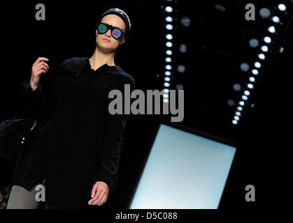 Un modèle présente une création de l'étiquette 'arrondissement aq1' à la Mercedes-Benz Fashion Week à Berlin, Allemagne, 22 janvier 2010. La Mercedes-Benz Fashion Week a lieu dans le cadre de la Berlin Fashion Week automne/hiver 2010-11, les tendances de la mode sont présentés jusqu'au 23 janvier 2010. Photo : Britta Pedersen Banque D'Images