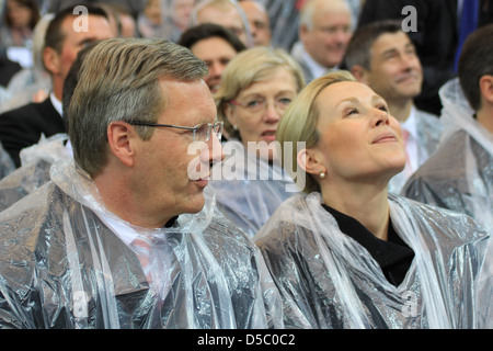 Rbert Lammert Christian Wulff Bettina Wulff, Angela Merkel, célébrer la messe du Pape Benoît XVI au stade olympique Banque D'Images