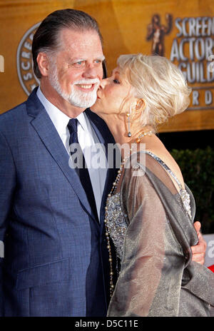 L'actrice britannique Helen Mirren (R) et mari réalisateur Taylor Hackford (L) assister à la 16e Conférence annuelle de l'écran de l'Acteur Guild (SAG) Awards au Shrine Auditorium à Los Angeles, Californie, USA, 23 janvier 2010. La Screen Actors Guild récompense l'excellence dans cinq films et huit heures de catégories. Photo : Hubert Boesl Banque D'Images