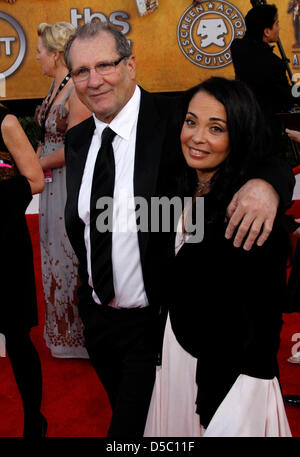 L'acteur américain Ed O'Neill (L) et Catherine Rusoff (R) assister à la 16e Conférence annuelle de l'écran de l'Acteur Guild (SAG) Awards au Shrine Auditorium à Los Angeles, Californie, USA, 23 janvier 2010. La Screen Actors Guild récompense l'excellence dans cinq films et huit heures de catégories. Photo : Hubert Boesl Banque D'Images