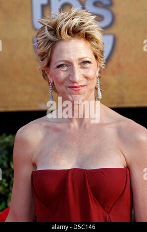 L'actrice Edie Falco nous assiste à la 16e Conférence annuelle de l'écran de l'Acteur Guild (SAG) Awards au Shrine Auditorium à Los Angeles, Californie, USA, 23 janvier 2010. La Screen Actors Guild récompense l'excellence dans cinq films et huit heures de catégories. Photo : Hubert Boesl Banque D'Images