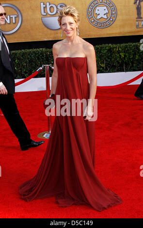 L'actrice Edie Falco nous assiste à la 16e Conférence annuelle de l'écran de l'Acteur Guild (SAG) Awards au Shrine Auditorium à Los Angeles, Californie, USA, 23 janvier 2010. La Screen Actors Guild récompense l'excellence dans cinq films et huit heures de catégories. Photo : Hubert Boesl Banque D'Images