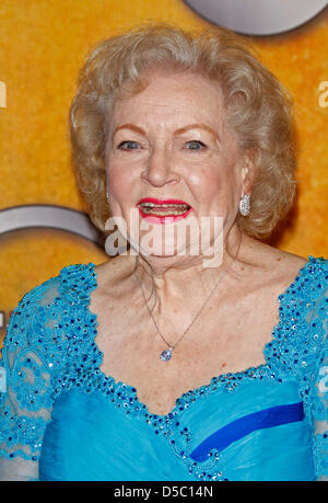 L'actrice Betty White nous pose dans la salle de presse au 16e Congrès annuel de la Guilde des acteurs de cinéma (SAG) Awards au Shrine Auditorium à Los Angeles, Californie, USA, 23 janvier 2010. La Screen Actors Guild récompense l'excellence dans cinq films et huit heures de catégories. Photo : Hubert Boesl Banque D'Images