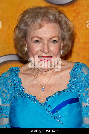 L'actrice Betty White nous pose dans la salle de presse au 16e Congrès annuel de la Guilde des acteurs de cinéma (SAG) Awards au Shrine Auditorium à Los Angeles, Californie, USA, 23 janvier 2010. La Screen Actors Guild récompense l'excellence dans cinq films et huit heures de catégories. Photo : Hubert Boesl Banque D'Images