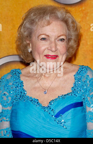 L'actrice Betty White nous pose dans la salle de presse au 16e Congrès annuel de la Guilde des acteurs de cinéma (SAG) Awards au Shrine Auditorium à Los Angeles, Californie, USA, 23 janvier 2010. La Screen Actors Guild récompense l'excellence dans cinq films et huit heures de catégories. Photo : Hubert Boesl Banque D'Images