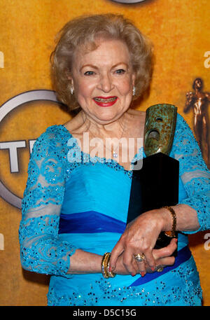 L'actrice Betty White nous pose avec sa vie Achievement Award lors de la 16e Conférence annuelle de l'écran de l'Acteur Guild (SAG) Awards au Shrine Auditorium à Los Angeles, Californie, USA, 23 janvier 2010. La Screen Actors Guild récompense l'excellence dans cinq films et huit heures de catégories. Photo : Hubert Boesl Banque D'Images