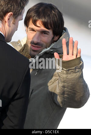 L'attaquant néerlandais Ruud van Nistelrooy, nouvelle entrée de la Bundesliga allemande soccer club Hambourg SV, arrive à l'aéroport dans un avion privé à Hambourg, Allemagne, 25 janvier 2010. Van Nistelrooy transferts du club espagnol Real Madrid. Photo : KAY NIETFELD Banque D'Images