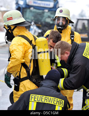 Porter des vêtements de protection des pompiers pour récupérer le chargement d'un camion impliqué dans un accident sur la route d'un allemand ('Bundesstrasse') 51 près de Treves, Allemagne, 25 janvier 2010. Le camion belge avait frappé la queue d'un embouteillage, le conducteur a été coincé dans la cabine de conduite. Le camion a été chargé avec 32 barils contenant du cobalt métal, certains d'entre eux ont été endommagés dans l'accident. L'A-r Banque D'Images